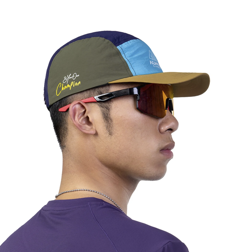 Detalle gorra Aonijie Duckbill azul con ajuste trasero y banda absorbente